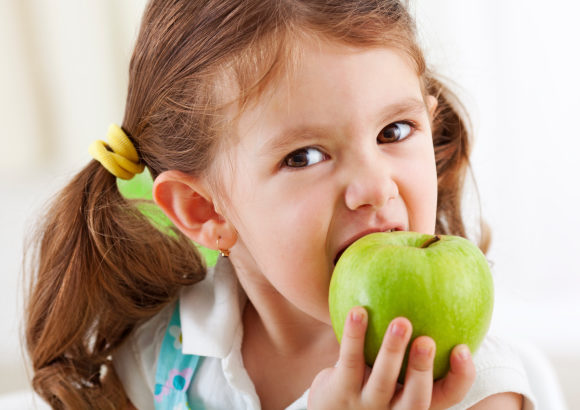 ¿COMER MANZANAS LIMPIA LOS DIENTES?