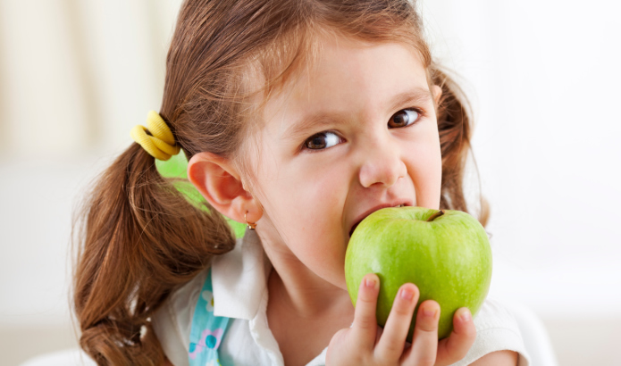 ¿COMER MANZANAS LIMPIA LOS DIENTES?